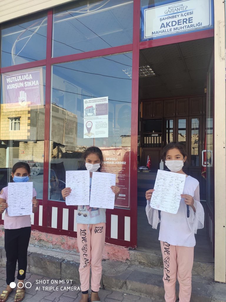 Okullarının kapalı olması münasebeti ile okula gidemediklerini ve EBA 'dan derslerini takip etmek istediklerini ve internet alt yapısının olmaması ile imza toplayan geleceğimizin mimarıları olan; +