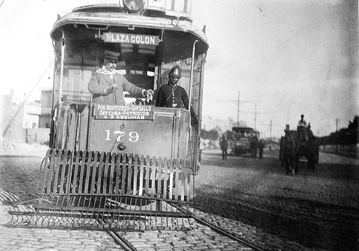 El ferrocarril llegó a Buenos Aires en 1857 y el primer tranvía comenzó a funcionar en 1863. Estas son las líneas que existían en 1870. En 1897 apareció la tracción eléctrica y en pocos años casi no quedaban líneas a caballo. La última, casi folclórica, circuló hasta 1915.
