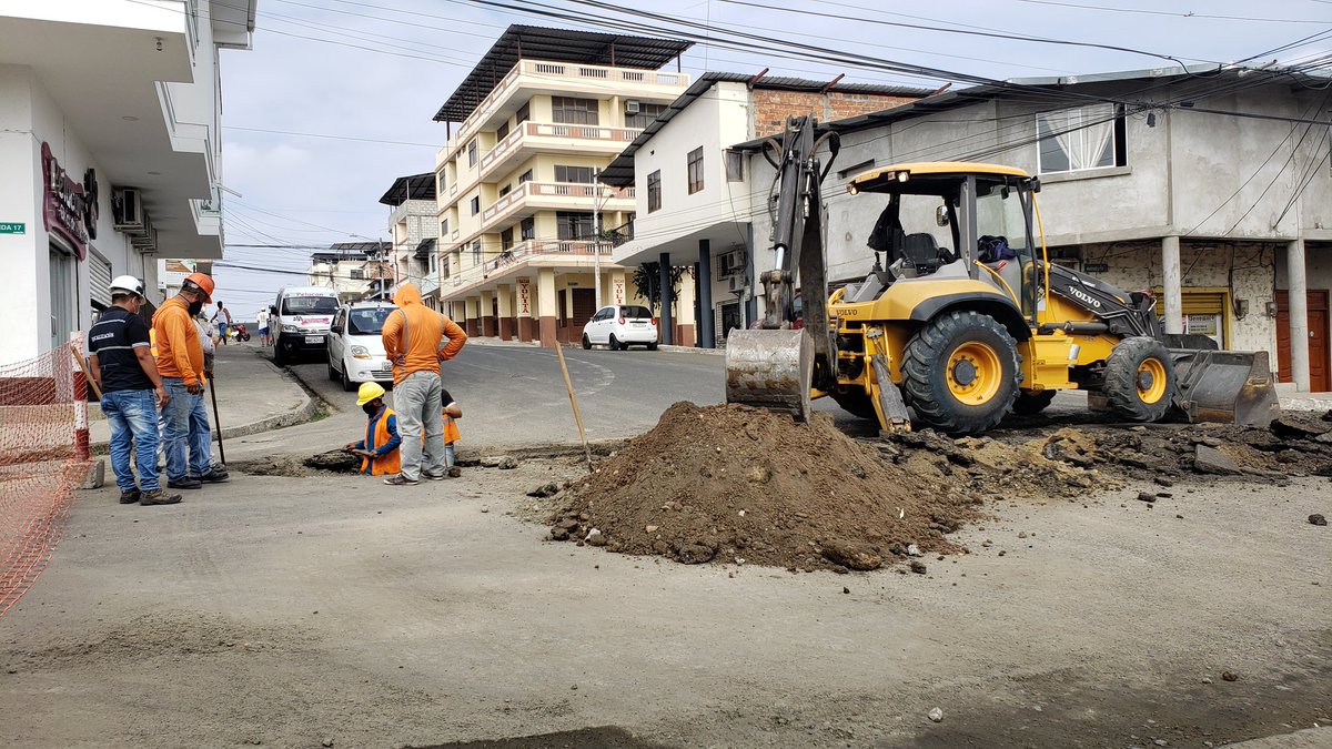 UGPManta's tweet photo. ¡Atención!
Por cruce de tubería de 110 milímetros del nuevo sistema de agua potable; hoy estará cerrado el tramo de la #Calle8 y #Avenida17, posteriormente se cerrará el tramo de la #Calle9, #Calle10 y #Calle11 sobre la misma #Avenida17. Los trabajos se ejecutarán durante 8 días. https://t.co/rXAAqQbg2q
