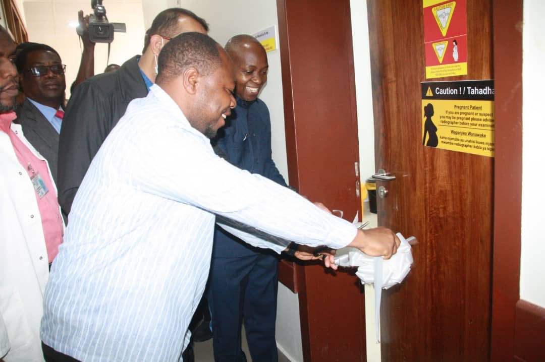 akhstanzania's tweet photo. RC Mbeya, Hon. Chalamila launches a new digital X Ray Unit at the Aga Khan Polyclinic, Mbeya. Participating at the launch ceremony are staff and invited guests from various institutions #xray @AKDNTanzania #mbeya #diagnostics #patientsafety #radiology #hospital #tanzania https://t.co/jnn7LWIOEI