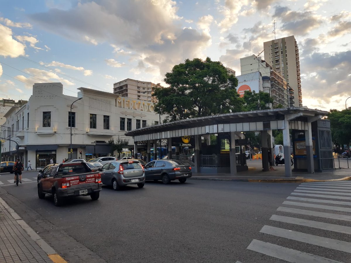 En esta toma vemos un tranvía ya con esquema estatal (plateado con franja azul) en Primera Junta, nodo tranviario por excelencia. La glorieta todavía subsiste, es la única parada de tranvía que queda en pie en Buenos Aires. El GCBA planea demolerla para "modernizar" la plaza.