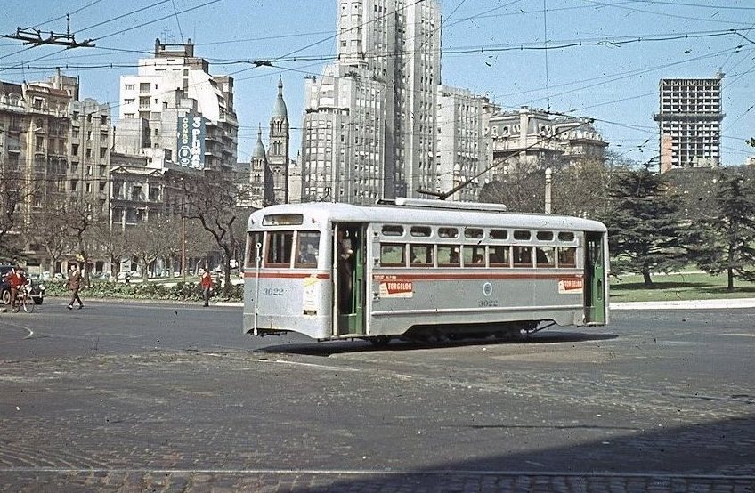 La gestión estatal realizó inversiones demoradas y comenzó el primer recambio de tranvías en varios años, incorporando unidades más modernas carrozadas por Fabricaciones Militares. Pero eran años de reinado del auto y el tranvía comenzó a presentarse como una molestia anacrónica.