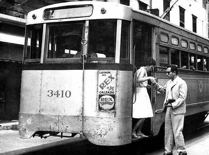 La gestión estatal realizó inversiones demoradas y comenzó el primer recambio de tranvías en varios años, incorporando unidades más modernas carrozadas por Fabricaciones Militares. Pero eran años de reinado del auto y el tranvía comenzó a presentarse como una molestia anacrónica.