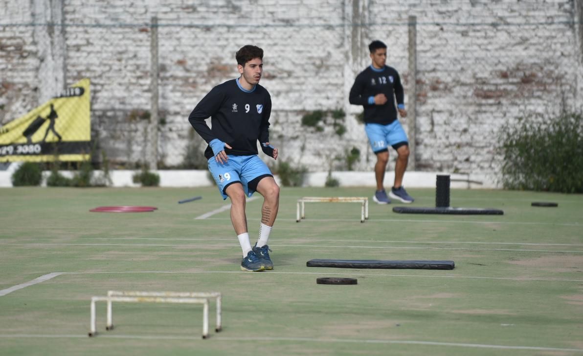 VavelTemperley's tweet photo. #Temperley | Un nuevo día comenzó y el plantel se pone a punto entrenando en el club bajo las órdenes de Wálter Perazzo https://t.co/Pd5iCD61Zi
