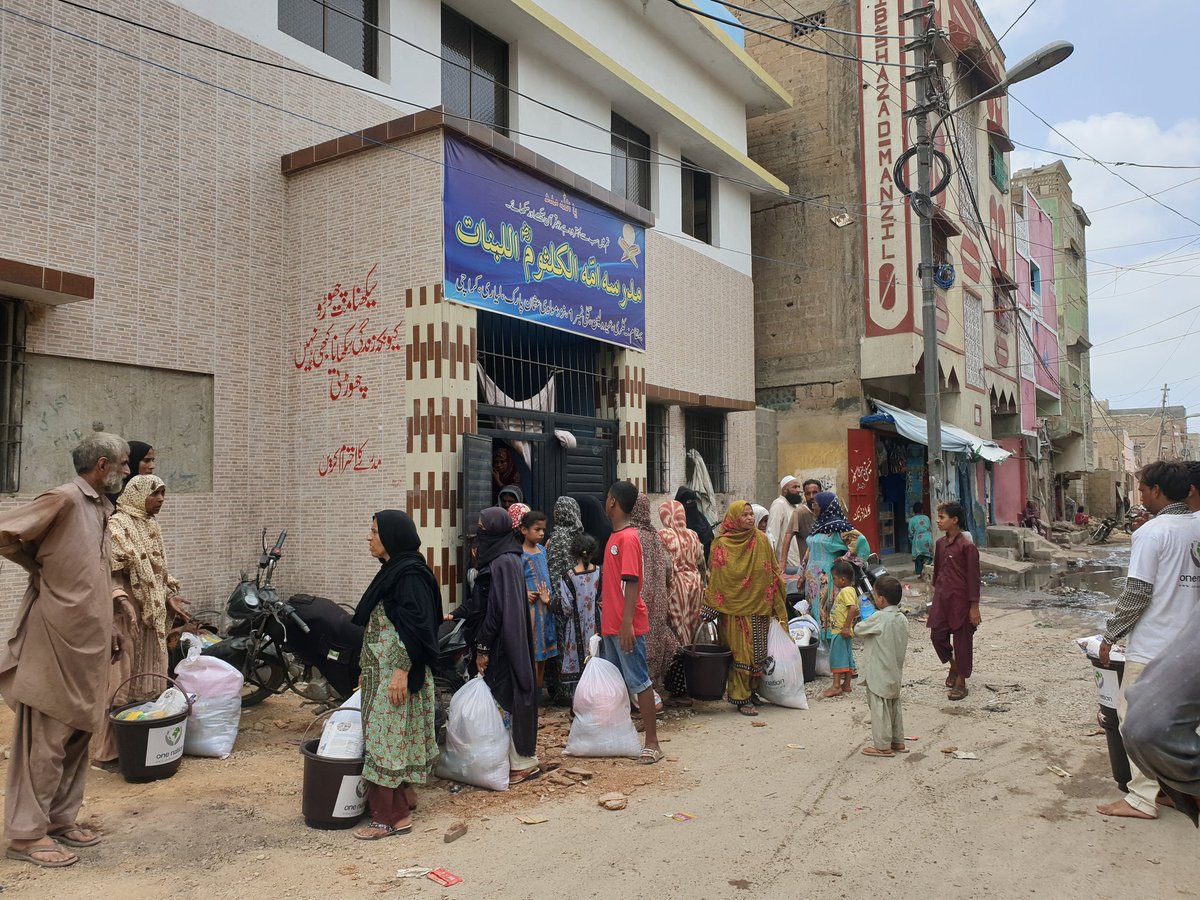 Habib_Malik's tweet photo. In Lyari area today, #Karachi distributing food and non-food items including Hygiene kits on behalf of a few UK charities. Thank you to Syed Abdul Rashid (MPA) for his support during distribution. Tomorrow will be in Orangi area to repeat the above. #KarachiFlood #HelpKarachi https://t.co/txXzPrwogu