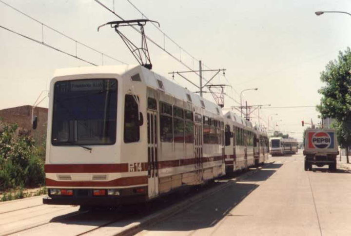 Llegamos a los años 80. Amplio consenso global sobre el retorno del tranvía. Subterráneos de Buenos Aires (lo único que quedó en manos del Estado tras la privatización de Frondizi) presenta el proyecto Premetro, un tren ligero o tranvía moderno con vías segregadas.