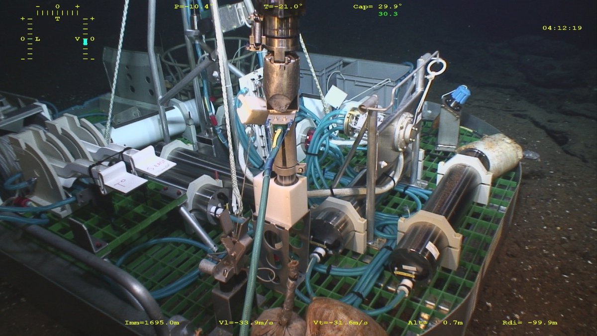 Ifremer_fr's tweet photo. #MoMARSAT est une série de campagnes assurant la maintenance de l’observatoire sous-marin #EMSO_Açores, installé à 1700m sous la surface de l'eau, sur le champ hydrothermal #LuckyStrike (au large des Açores), dans le cadre du projet européen @EMSOeu.
#MoMARSAT2020 https://t.co/DvpeRNNIz9