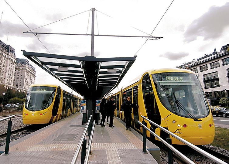 Saltamos a 2007: un turbio proyecto de Ricardo Jaime propone unir Retiro y Constitución con un tranvía por Puerto Madero. La idea era buena, su ejecución tan pobre que parecía un contraargumento. El macrismo lo levantó sin reemplazo para construir la autopista Paseo del Bajo.