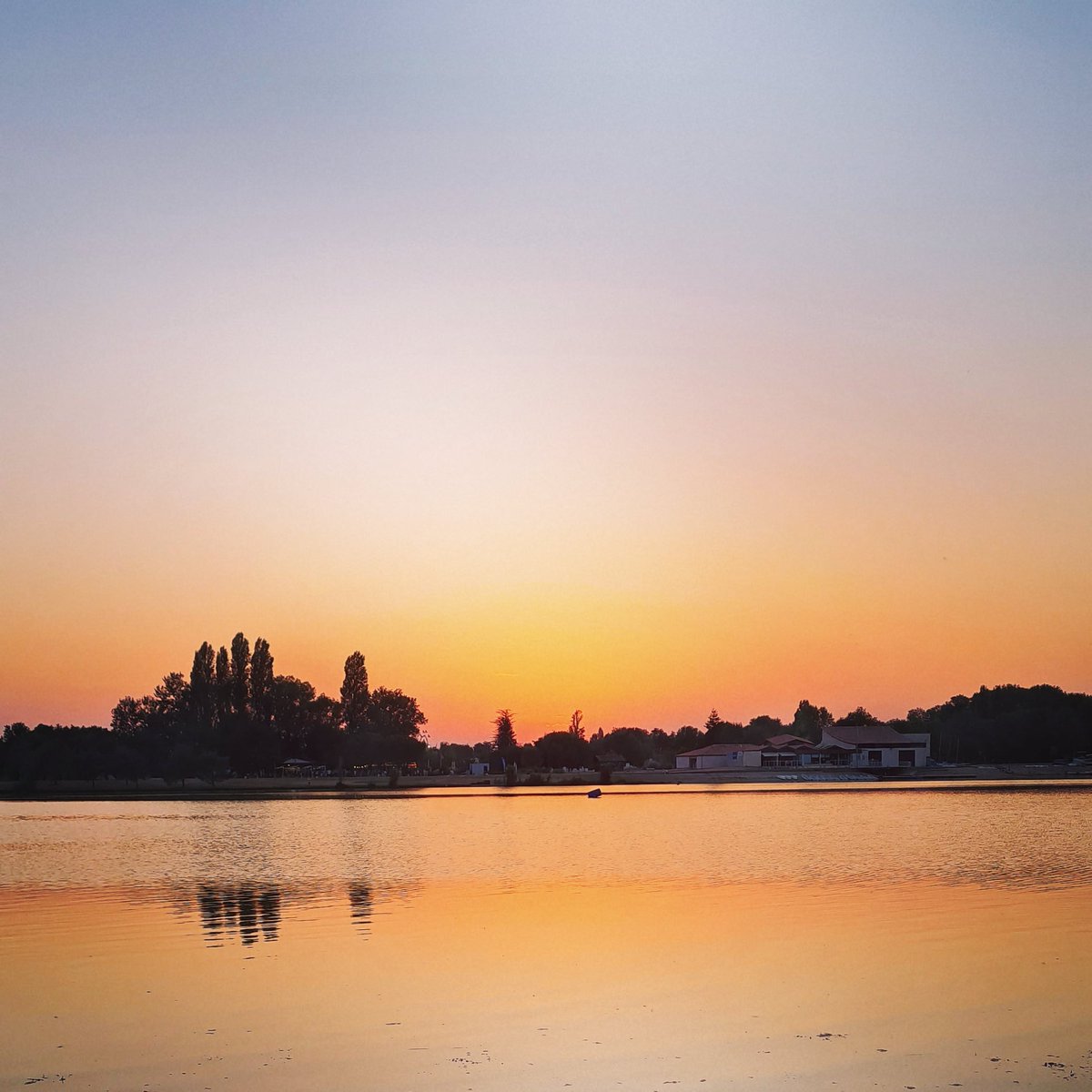 Killimias's tweet photo. Souvenir de cet été, lorsqu'on se baladait au bord du lac en observant le couché du soleil 🌞
#sun #vacance #nature #sevader #Cetétéjevisitelafrance #ExploreFrance @francefr @destination_nouvelle_aquitaine https://t.co/VusdZe5MEj