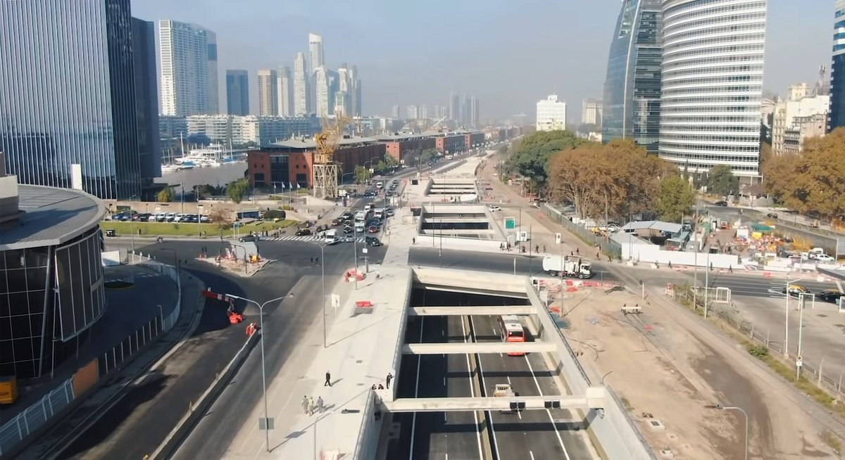 Saltamos a 2007: un turbio proyecto de Ricardo Jaime propone unir Retiro y Constitución con un tranvía por Puerto Madero. La idea era buena, su ejecución tan pobre que parecía un contraargumento. El macrismo lo levantó sin reemplazo para construir la autopista Paseo del Bajo.