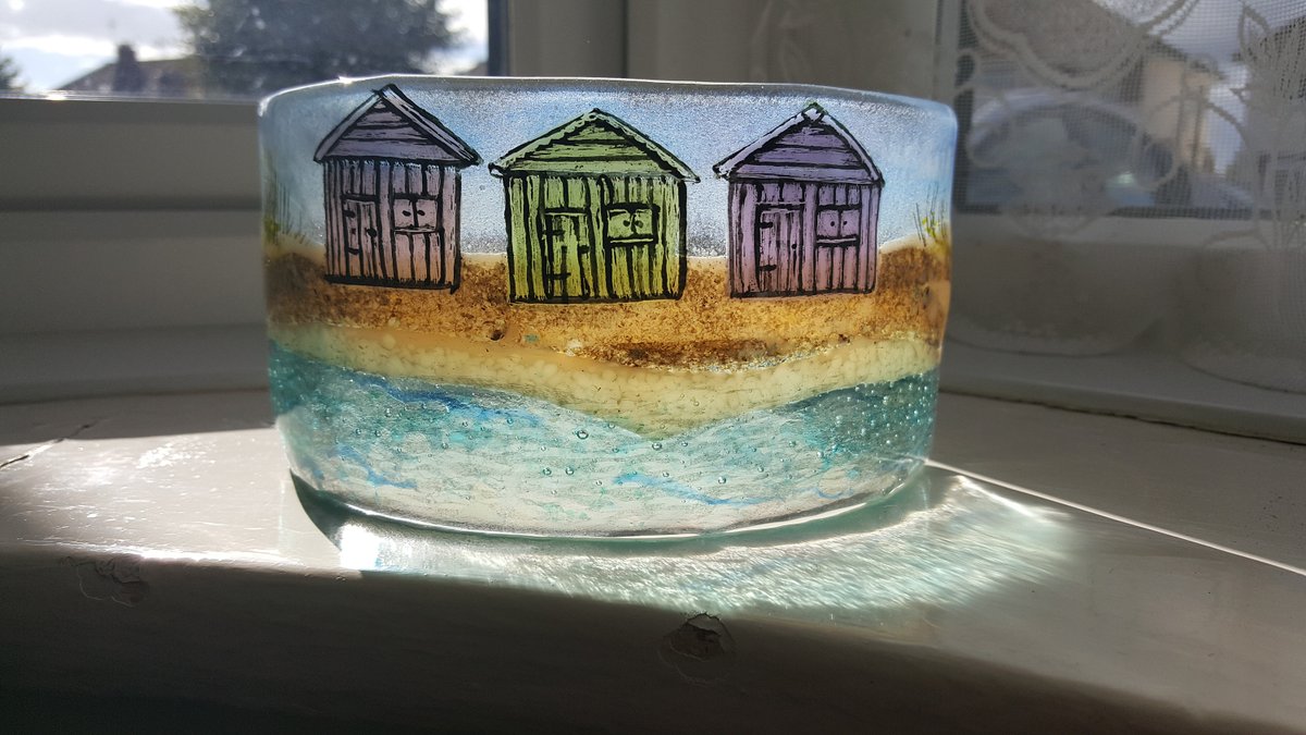 KoruArtsGlass's tweet photo. This lovely little beach hut curve is now available on my Etsy Shop.   Looks wonderful on the windowsill with the sun coming through or with a tealight placed behind it https://t.co/mqLWxC7chf