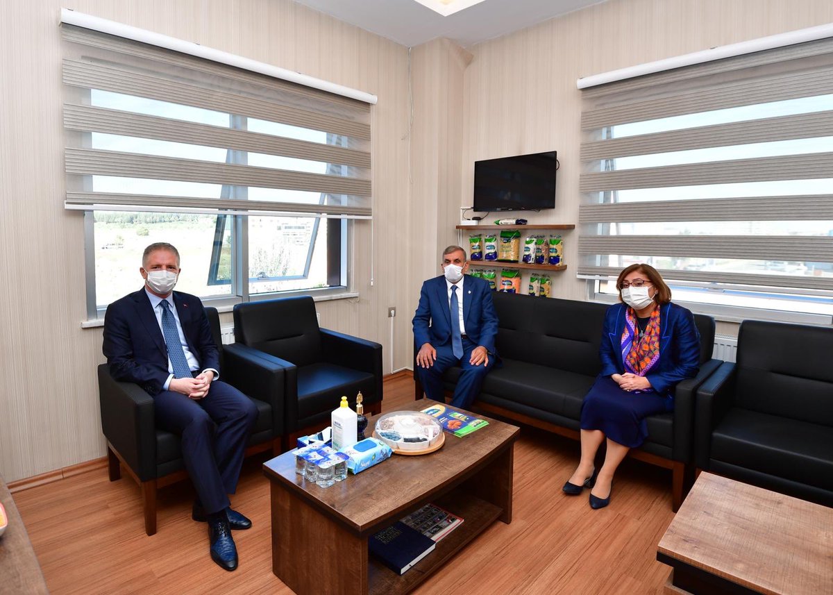 gantepvaliligi's tweet photo. Üretimi ve ihracatının yanısıra istihdama sunduğu katkılar ile Gaziantep ve Türkiye ekonomisinin büyümesinde önemli bir yere sahip OSB’miz, her geçen g��n başarısına başarı ekliyor.

Valimiz Davut Gül, B. Beld. Başkanı Fatma Şahin ile Fedaioğlu Gıda ve Arsbak Gıda’yı ziyaret etti. https://t.co/61K2keZEED