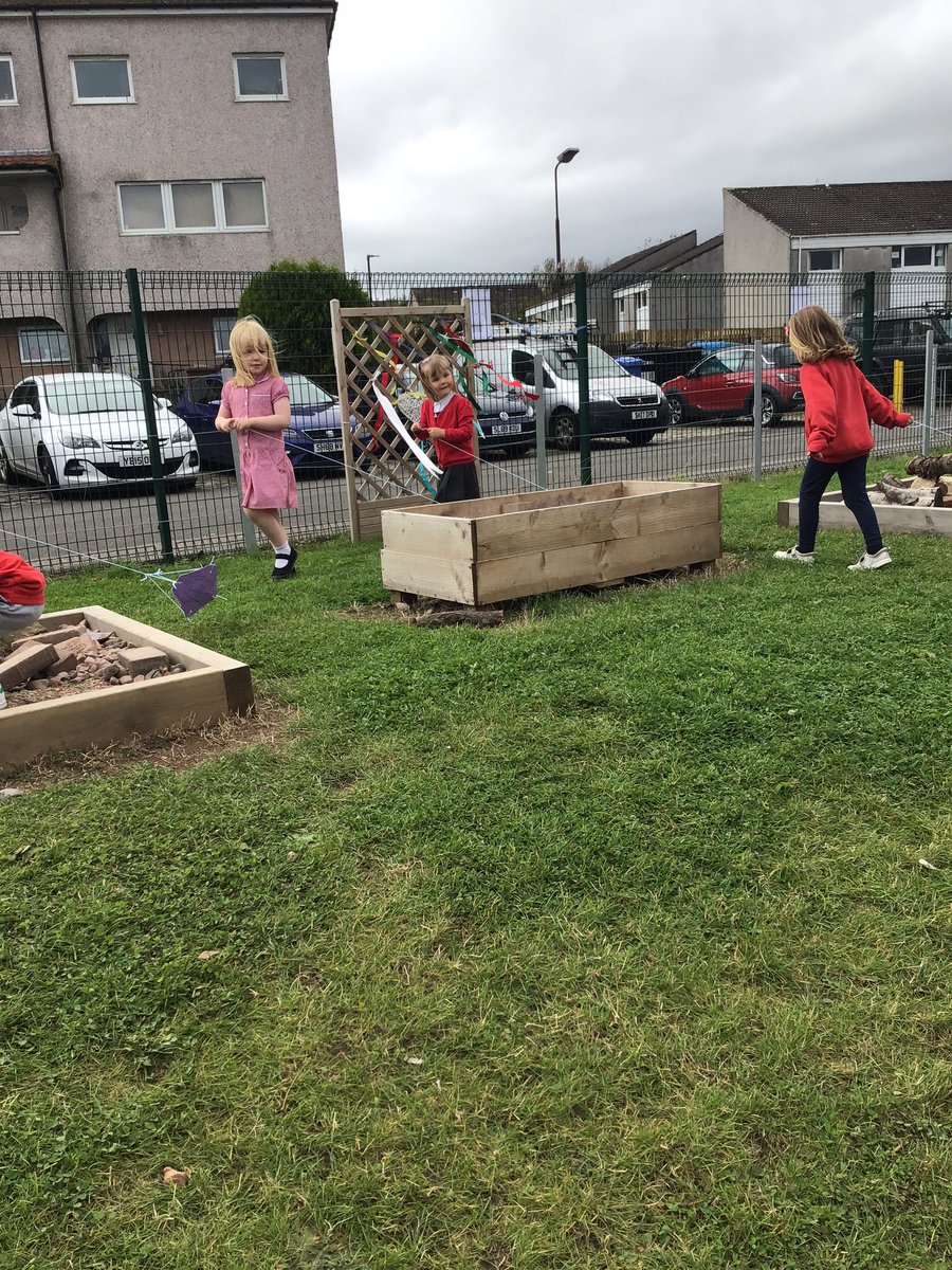 WinchburghN's tweet photo. “It’s a windy day”, children making kites and flying them in the wind. #learningaboutweather #windyday #outdoorlearning @WinchburghPS https://t.co/tdbigCvfVO