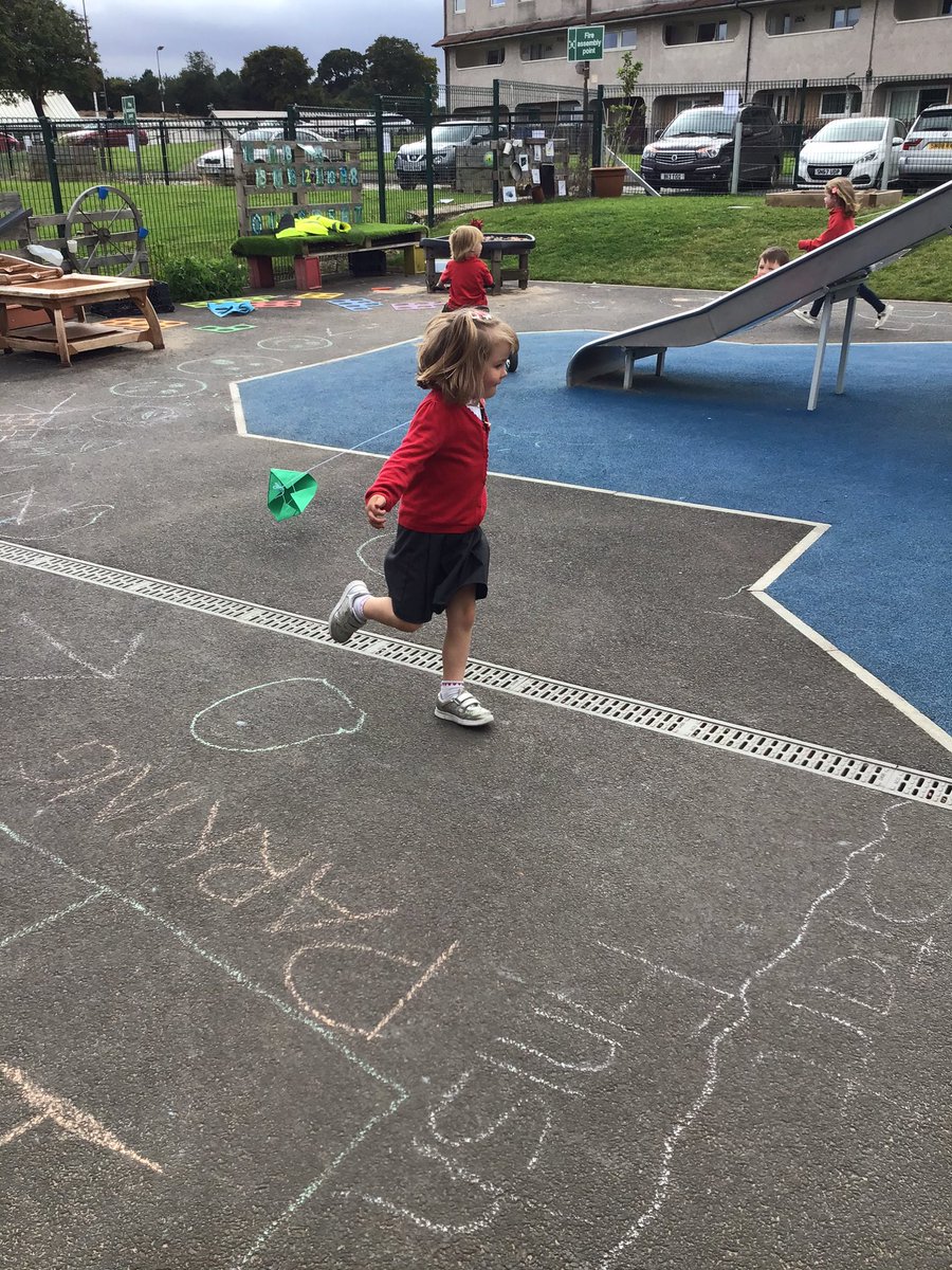 WinchburghN's tweet photo. “It’s a windy day”, children making kites and flying them in the wind. #learningaboutweather #windyday #outdoorlearning @WinchburghPS https://t.co/tdbigCvfVO