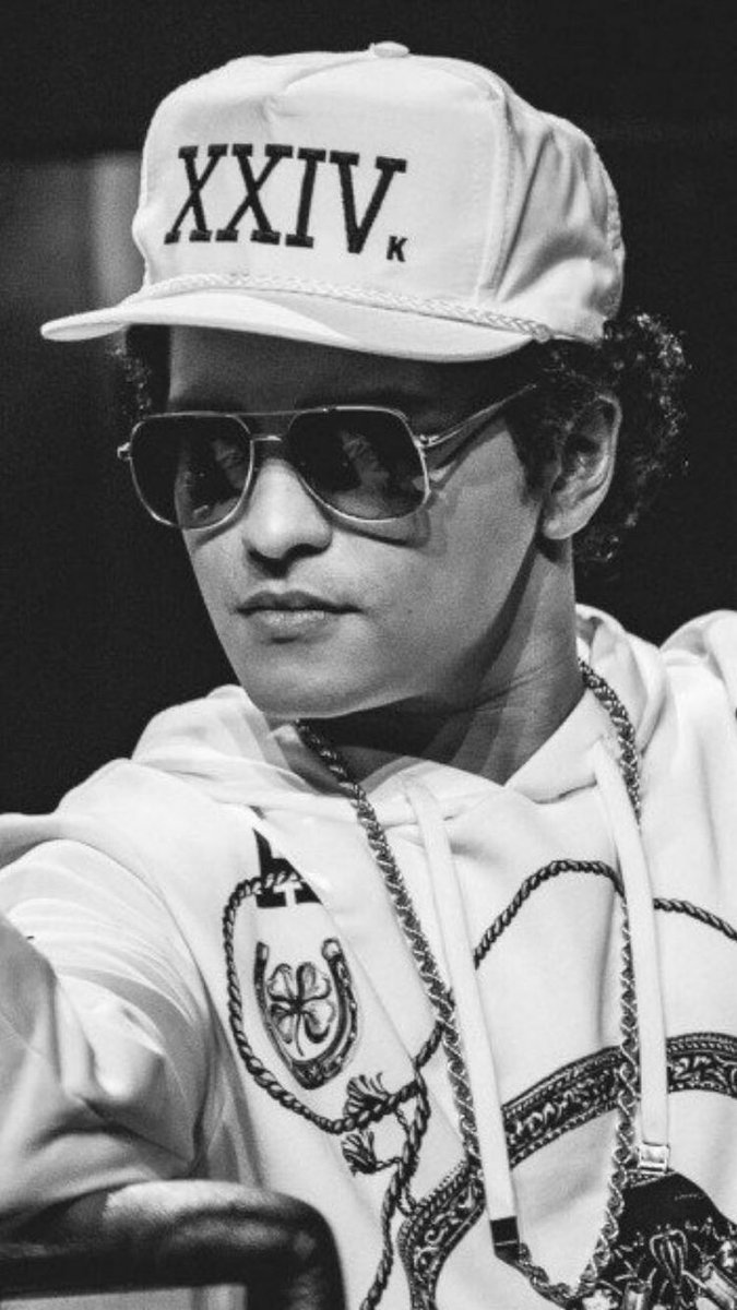 StatsBrunoMars's tweet photo. 🚨 | According to an ATRL insider, Bruno Mars is expected to make his comeback at the end of November with a pop/rock single! https://t.co/zKPJd6iDbs