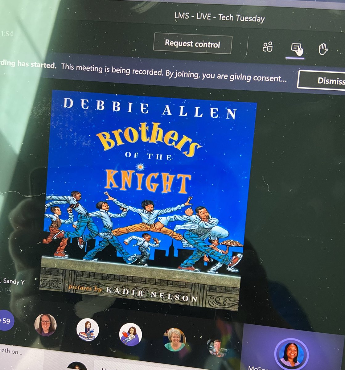 ChristinekClark's tweet image. @GCSchoolsNC School Librarian Sandy McGoogan is leading the best Tech Tuesday today! Supporting our students literacy lives while also embedding social studies &amp;amp; core content. #GCSLibraryMedia @drjamiekingGCS @strange_natalie