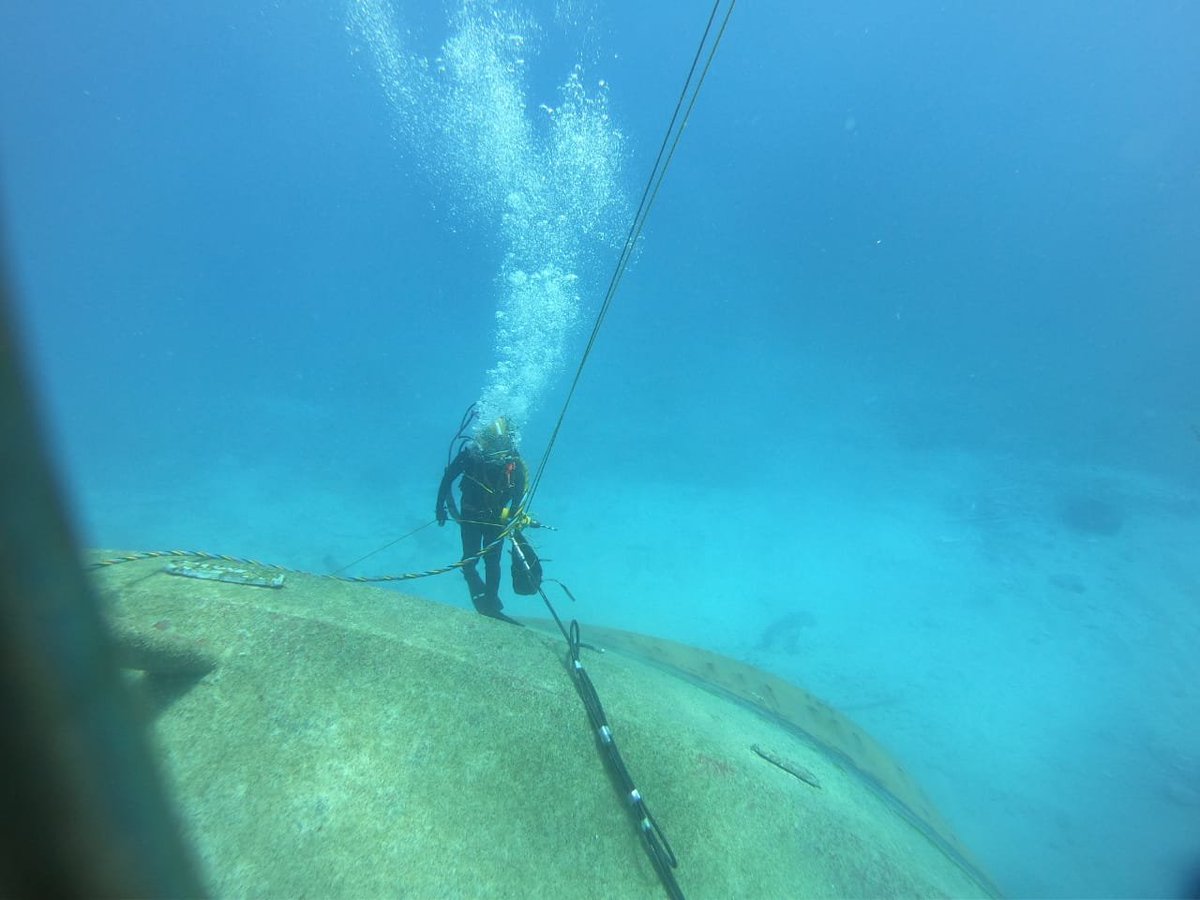 RaghvendraKr_DU's tweet photo. Under the Vision of #SAGAR INS Nireekshak joined National Coast Guard, Mauritius in search &amp; salvage of the sunken tug boat deployed in #MauritiusOilSpill . @indiannavy @IndiaCoastGuard @IndianDiplomacy @c_bueger @stableseas @JBenson_OEF @IAKFDelhi  @HCI_PortLouis https://t.co/nU2I02833w