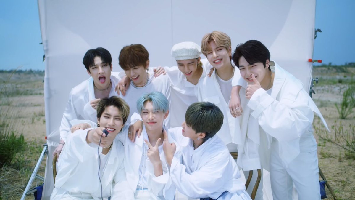 Stray in program. Группа stray kids. группа stray kids blueprint. stray kids 2025. феликс stray kids 2025.
