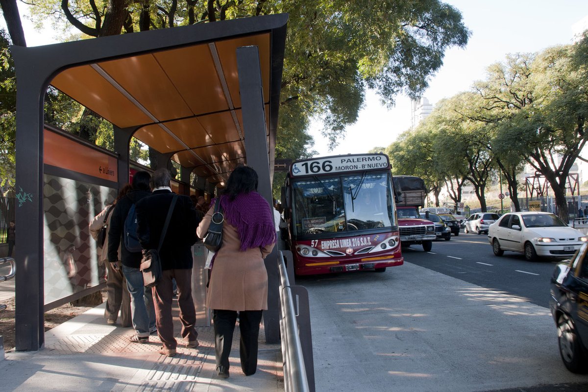 En 2020 no existe ningún proyecto de tranvía para Buenos Aires. Pero, como soñar es gratis, cierro con la idea: ¿y si en los carriles exclusivos del Metrobus se tendieran vías? Ese espacio ganado para el colectivo podría transformarse a favor de un medio masivo y sustentable.