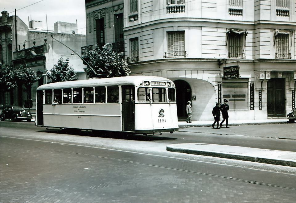 La gestión estatal realizó inversiones demoradas y comenzó el primer recambio de tranvías en varios años, incorporando unidades más modernas carrozadas por Fabricaciones Militares. Pero eran años de reinado del auto y el tranvía comenzó a presentarse como una molestia anacrónica.