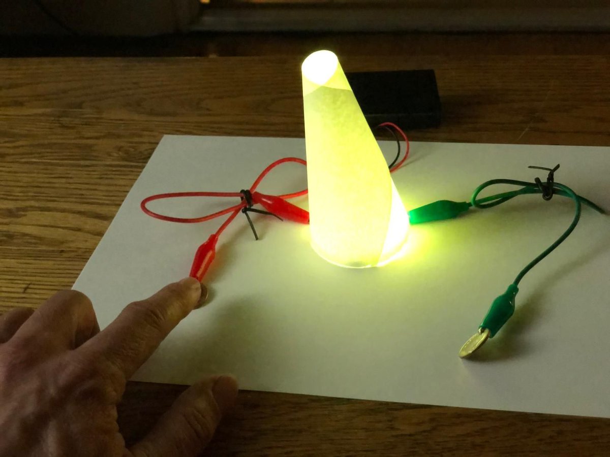 codame's tweet photo. Interactive mini-lamp made after our Interactive Installation workshop! LEDs pulsate different colors and the speaker makes a happy little bloop when turned on, and a sad blurp when turned off 🤣by Mike Root @cribscar  

https://t.co/rNgkyuw73c https://t.co/cV2qDEwoxu