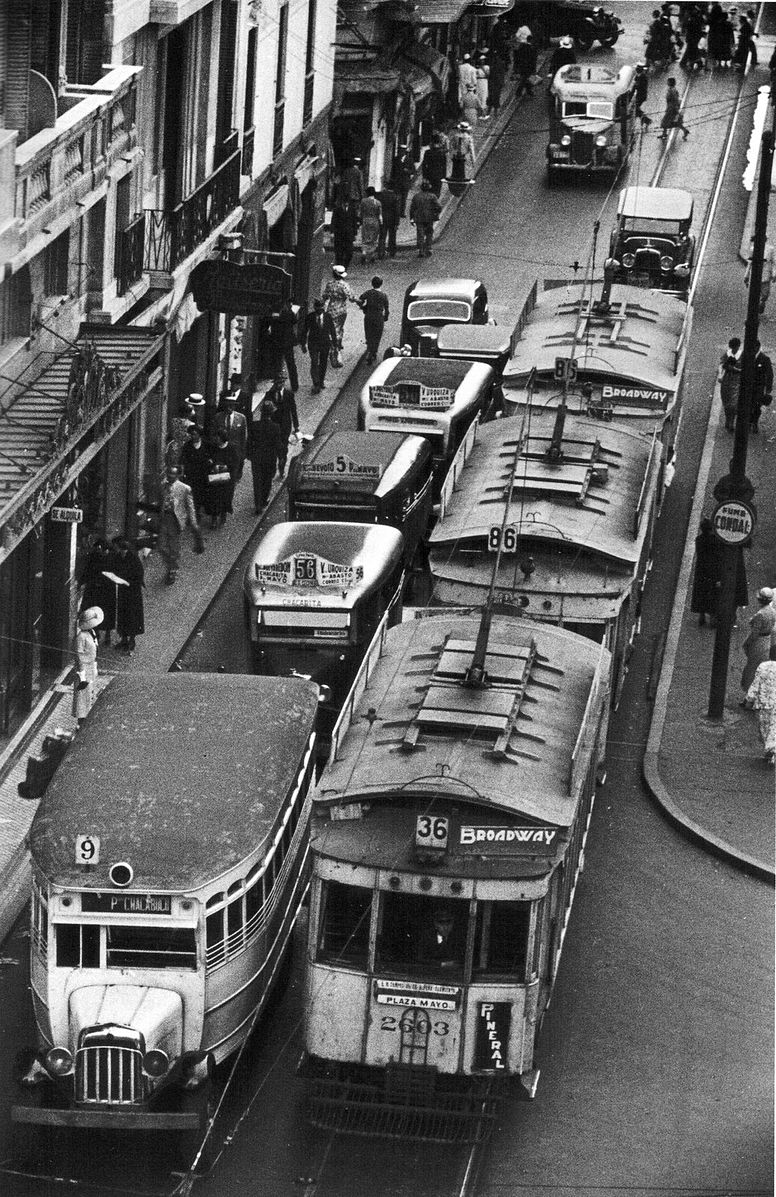 Para fines de los años 20, el crecimiento automotor y el surgimiento del ómnibus y del taxi colectivo empezarían a comerle espacio al tranvía. En la memoria municipal de 1935 se lee que los tranvías transportaban mensualmente 30 millones de pasajeros contra 40 en otros medios.