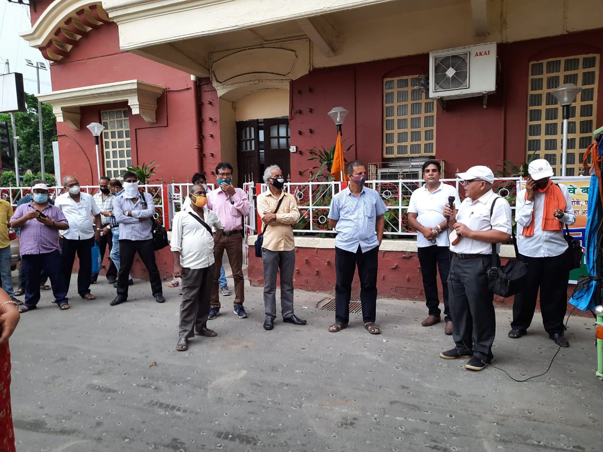 brmsunion's tweet photo. #SangharshDivas_AgainstPrivatisation
#संघर्ष_दिवस_रेल_निजीकरण_के_खिलाफ
#BMS #BRMS #PRKS #8thSeptember2020 #संघर्षदिवस
At Howrah....
@PMOIndia @HMOIndia @PiyushGoyal @santoshgangwar @v_k_yadava @DattaHosabale @RSSorg @TheRitamApp @ndtv @aajtak @ZeeNews @1955Bms @AIGC4718 https://t.co/KZgS8ca5OG