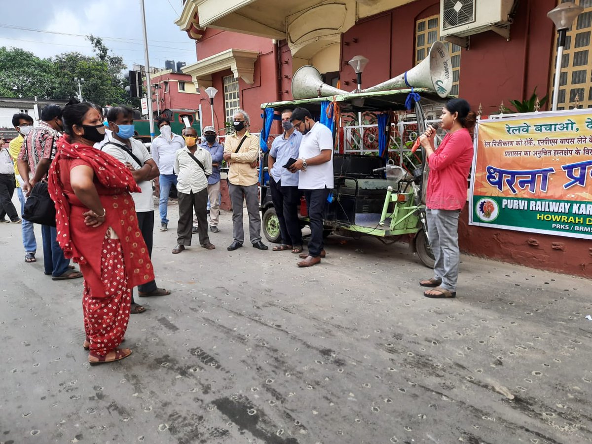brmsunion's tweet photo. #SangharshDivas_AgainstPrivatisation
#संघर्ष_दिवस_रेल_निजीकरण_के_खिलाफ
#BMS #BRMS #PRKS #8thSeptember2020 #संघर्षदिवस
At Howrah....
@PMOIndia @HMOIndia @PiyushGoyal @santoshgangwar @v_k_yadava @DattaHosabale @RSSorg @TheRitamApp @ndtv @aajtak @ZeeNews @1955Bms @AIGC4718 https://t.co/KZgS8ca5OG
