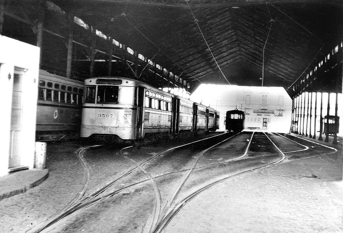 El golpe de gracia lo dio Frondizi, quien en 1961 se valió de una huelga para decretar la caducidad del servicio tranviario y consumar la privatización de Transportes de Buenos Aires. Las viejas líneas tranviarias fueron entregadas a cooperativas de choferes de colectivos.