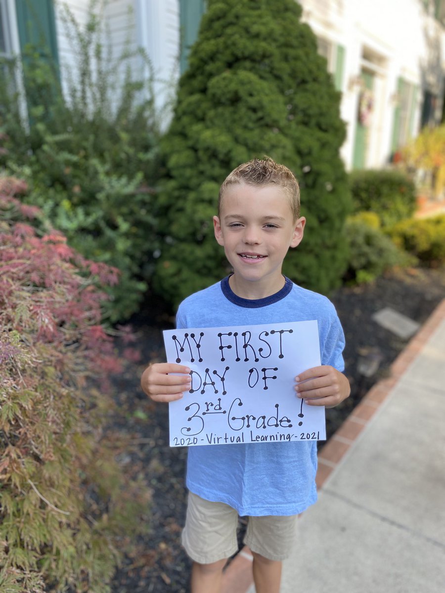 bernadettelavi8's tweet photo. Here we go! Have a great year everyone! #CRFirstDay2020 @HollandElem https://t.co/oGFGK9IVDO