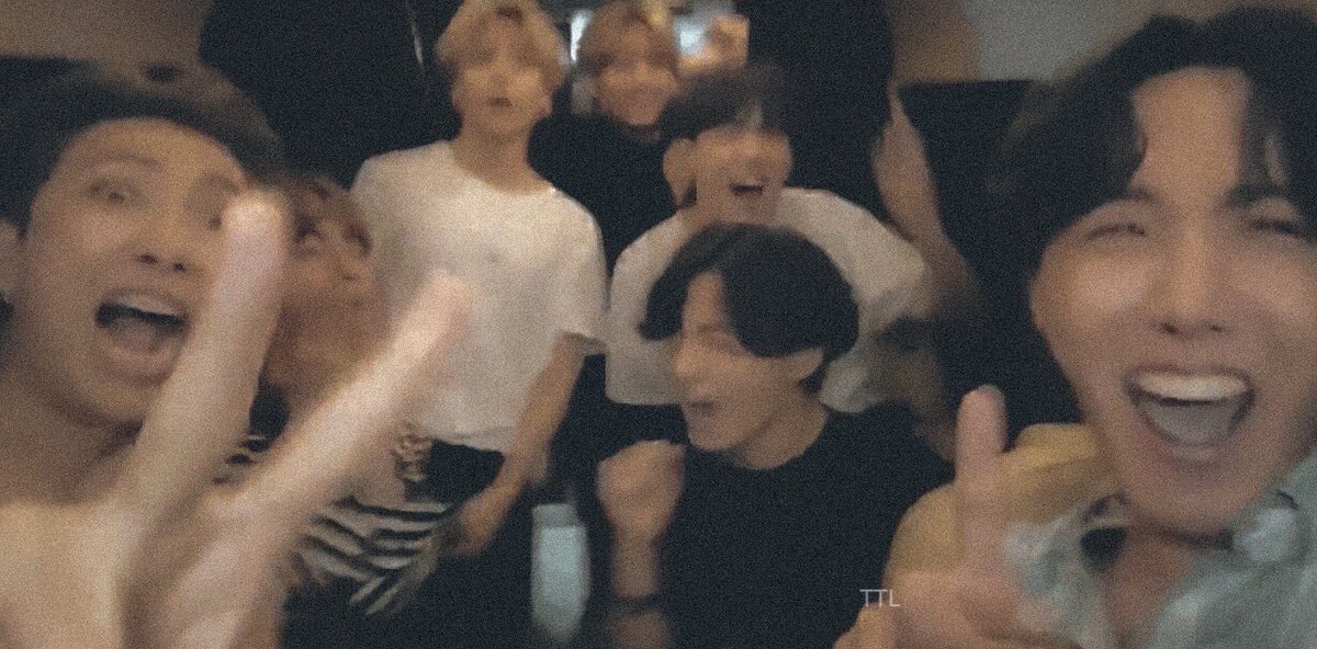 taeteland's tweet photo. happiness always looks so good on them ♡ https://t.co/FCA0KIFWRQ