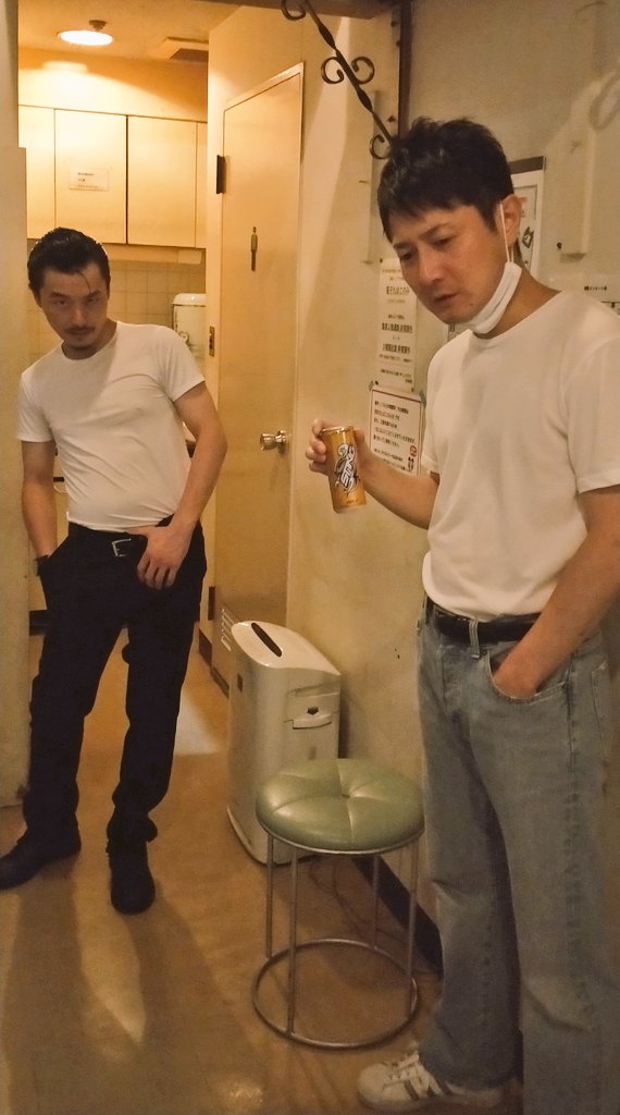 久保貫太郎 On Twitter 6日目終了 何とか折り返し地点まで来られました 千秋楽まで全てのお客様に観ていただけるよう 引き続き 気を引き締めてお待ちしております 写真は 楽屋裏にいたジェームス ディーンと尾崎豊さん ひとよ Kakuta
