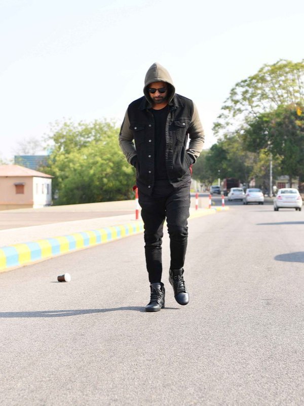 TPHOffl's tweet photo. He is King not just on screen but also Off screen. He don't do publicity for what he does 🤟

#Prabhas #41DaysToREBELSTARBday https://t.co/VPjCuSxAL2