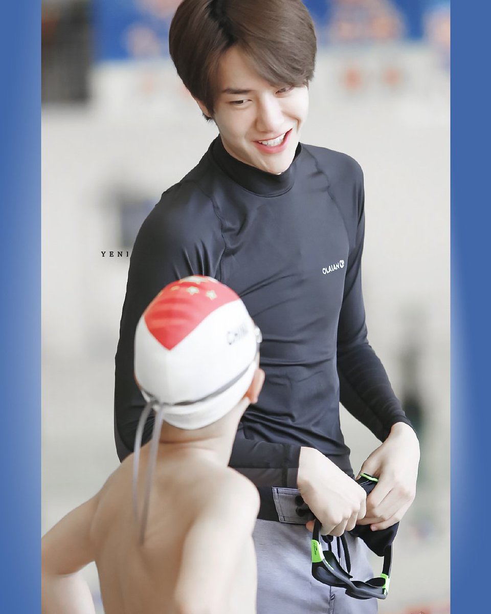 ต้องเป้นคนแบบไหน ที่เวลาเด้กยุด้วยแร้วต้องเท้าเอวใส่555555555555555555555 คูลแค่ไหนว่ามา!!!!!!