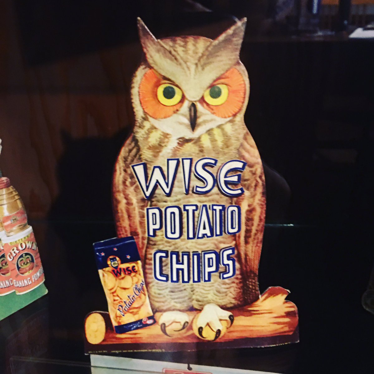 TheAntiqueNomad's tweet photo. The wise old owl was a Victorian creation encouraging children to be seen and not heard. By the 1920s, it was popular in advertising of family products, like this Pennsylvania potato chip maker
#wisepotatochips #antiqueadvertising #antiquesign #vintageowls #theantiquenomad https://t.co/g8D7LLb9u3