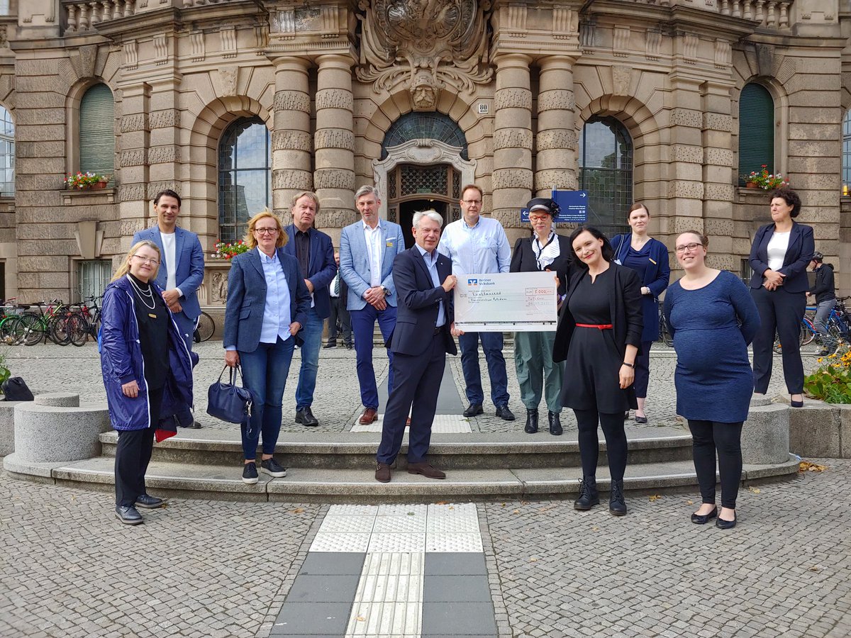 JennyPoeller's tweet photo. Danke für die #Spende @AFZ_Potsdam! 
#RotaryClub Potsdam Alter Markt + #RotaryClub Potsdam-Belvedere, #LionsClub Potsdam, #SoroptimistClub Potsdam #OldTable 190 Potsdam, #Round Table 190 Potsdam, #InnerWheelClub Potsdam.
#Potsdam #Serviceclub #Spende 
@LH_Potsdam @B_MeierPotsdam https://t.co/6eAfI2ZIhW