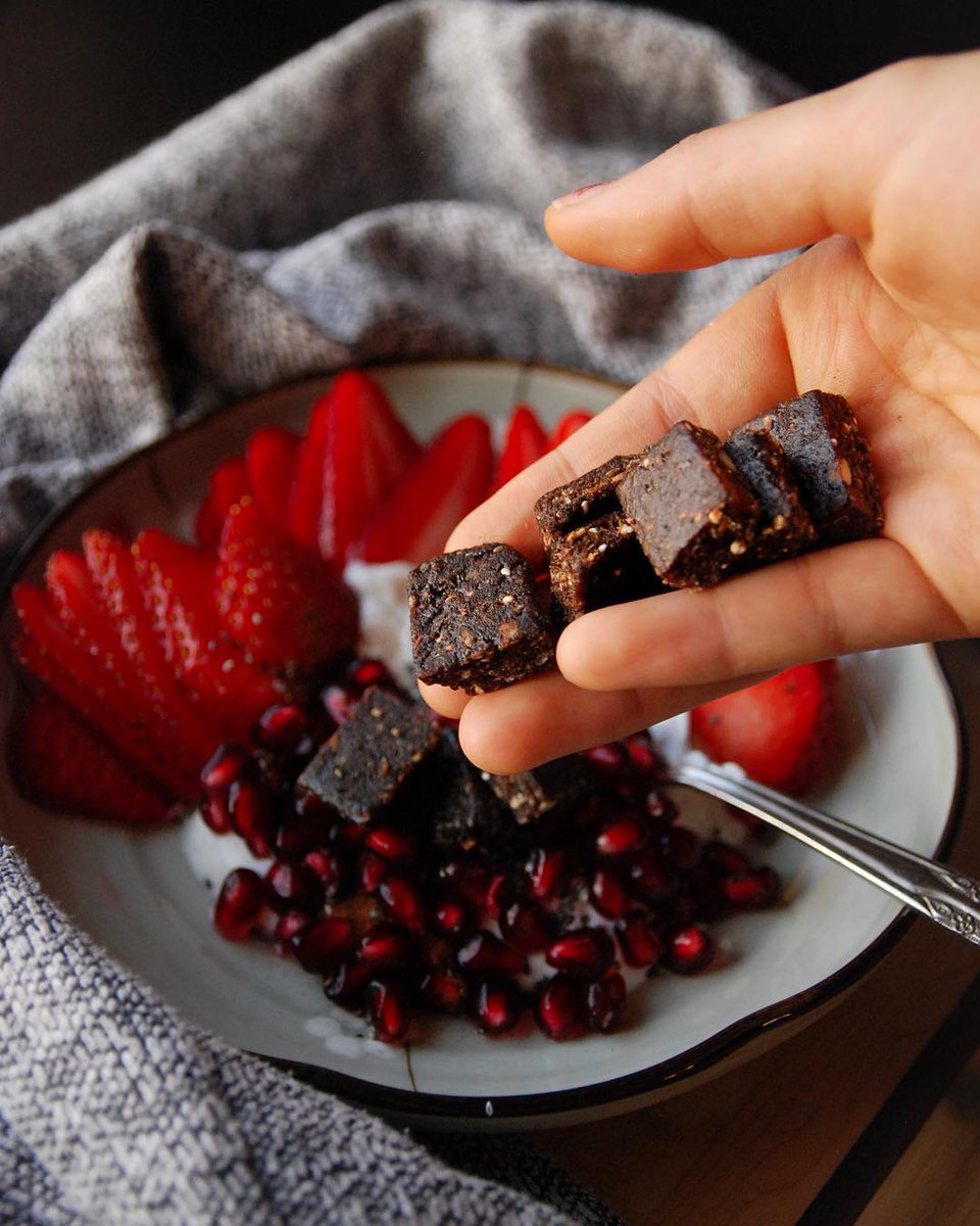Fudgy Mocha Latte goes great with berries and pomegranate 🍓☕️

📸: @breakfastoverboys
