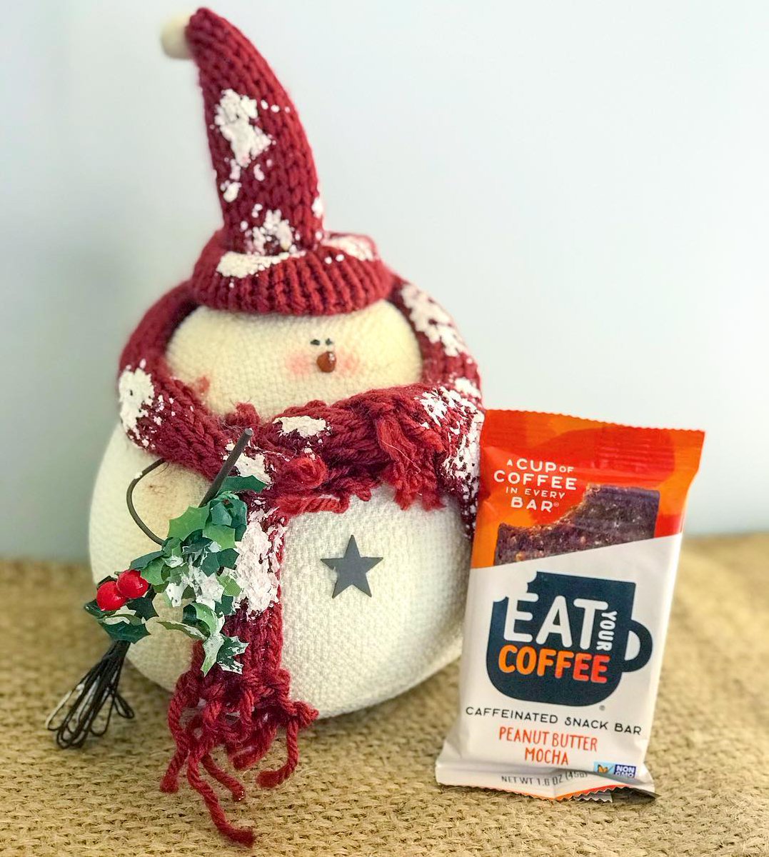 This little set up only lasted a few minutes in our home before the snack bar was eaten 😂  Happy holidays, friends! 

📸: @asliceofhumblepie