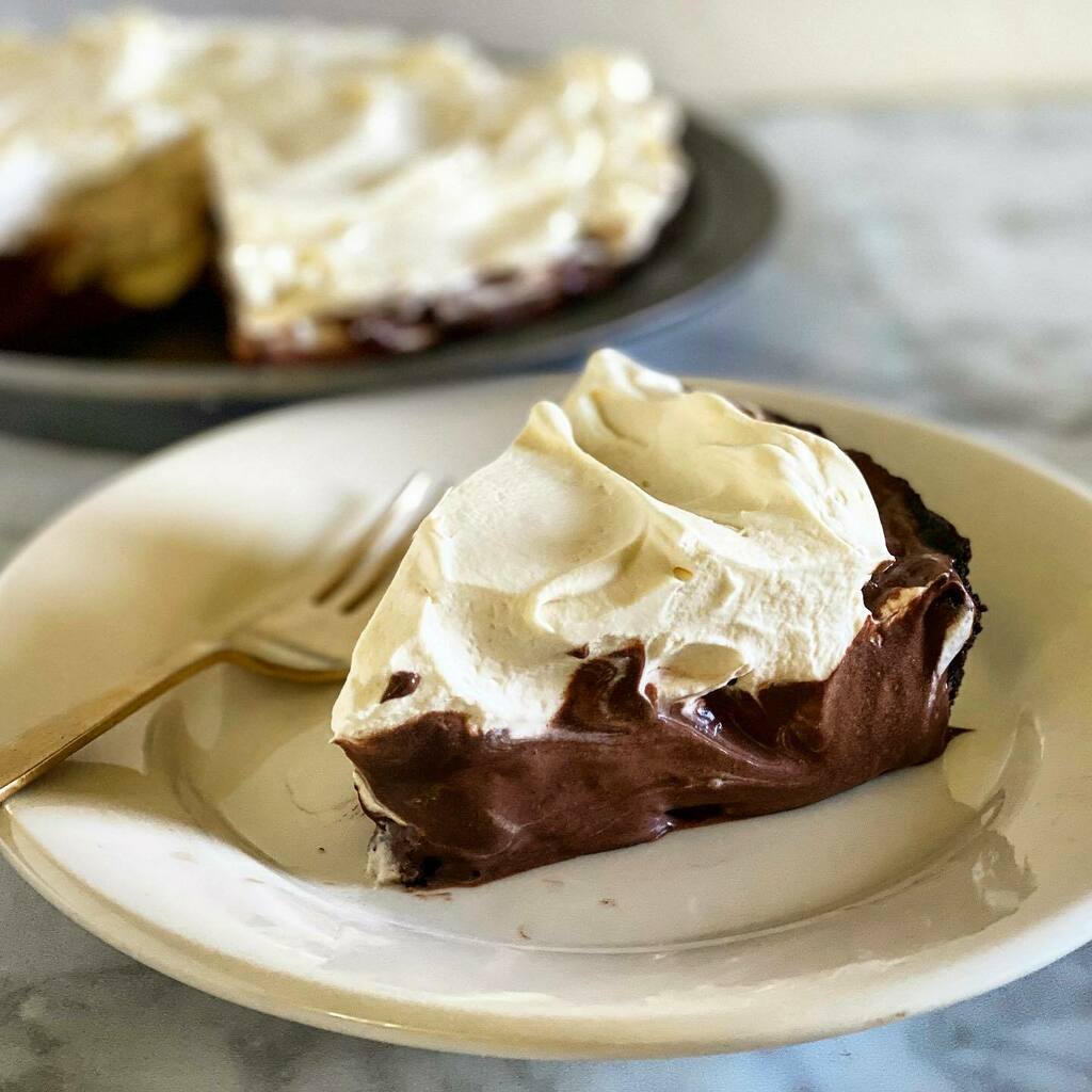 jessiesbakes's tweet photo. peeps, this is (incredibly delicious) no-bake chocolate cream pie and the recipe for it is coming at u stat. #jessiesheehanbakes #chocolatecreampie #nobakedessert #pie  #imsomartha #buzzfeast #bhgfood #feedfeed #thefeedfeed #food52 #kitchn https://t.co/kNTpEk2bAJ https://t.co/Ce59Z8Xvp8