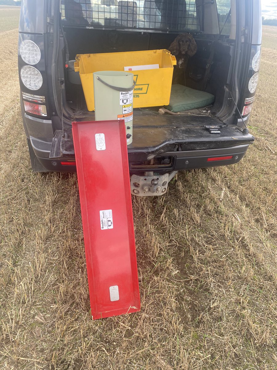 flawborough_fms's tweet photo. I do like this. The @BushelPlus really helping dial in the combine in spring wheat today. More so when there is already grain shed on the floor. Plus with our chaff deck we can separately check sieve and rotor losses. Big thumbs up from me 👍🏼@bushelplusUK https://t.co/9xDb2ejVYh