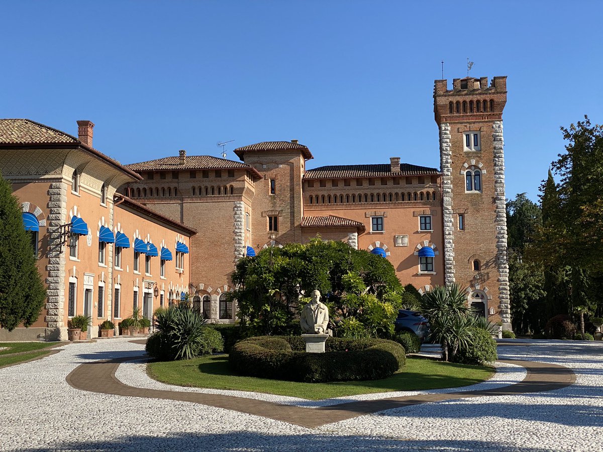 centochilometri's tweet photo. Il sentiero porta al Castello di Spessa: nel 1773 Casanova ci restò due mesi e raccontò di aver trascorso “i due mesi più noiosi ed ostici della sua vita”. 
Mai stato più in disaccordo, mai stato un Casanova dopotutto. :) #collio #LPinFVG https://t.co/feQi63VmwJ
