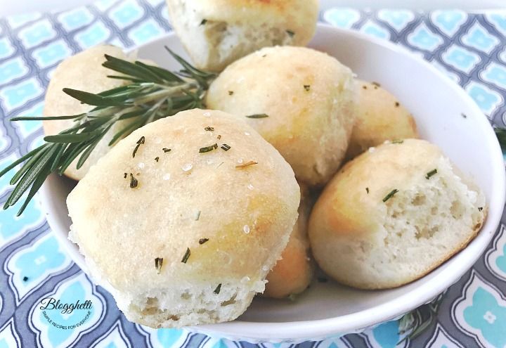 Blogghetti's tweet photo. Bake up a batch of these Rosemary Dinner Rolls in your slow cooker.  The rolls turn out light, fluffy, and ready to be slathered with butter.  #rolls #homemade #rosemary #slowcooker #NationalSlowCookerMonth #RhodesBread #bread https://t.co/dgto66khpq https://t.co/9KRMSneQ22