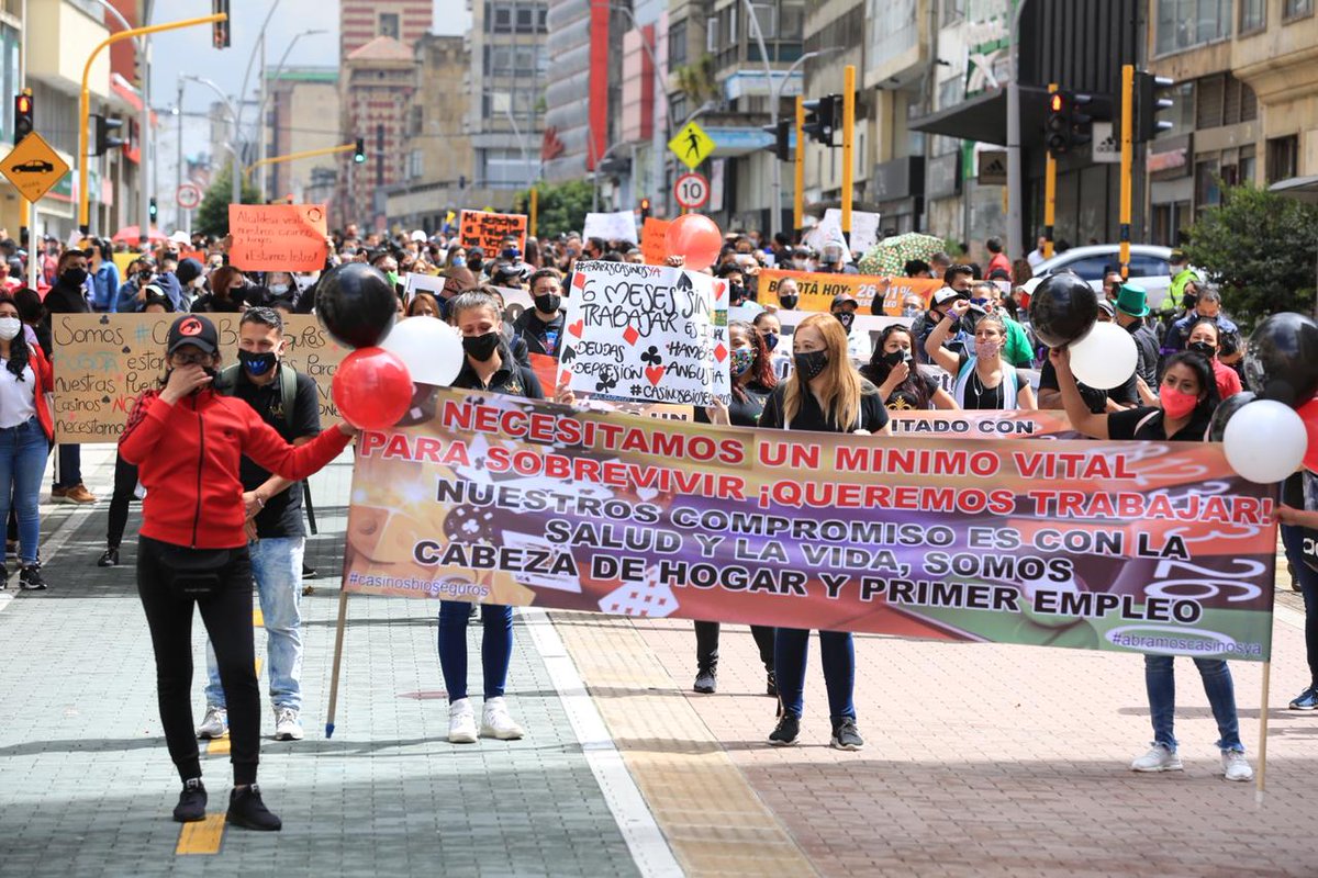 Citytv's tweet photo. El gremio de los casinos se moviliza a esta hora por la carrera Séptima, hacia la Plaza de Bolívar.  Trabajadores piden reactivación de estos establecimientos. Foto: @CesmelA / @ELTIEMPO. https://t.co/HW3xlTKj4U