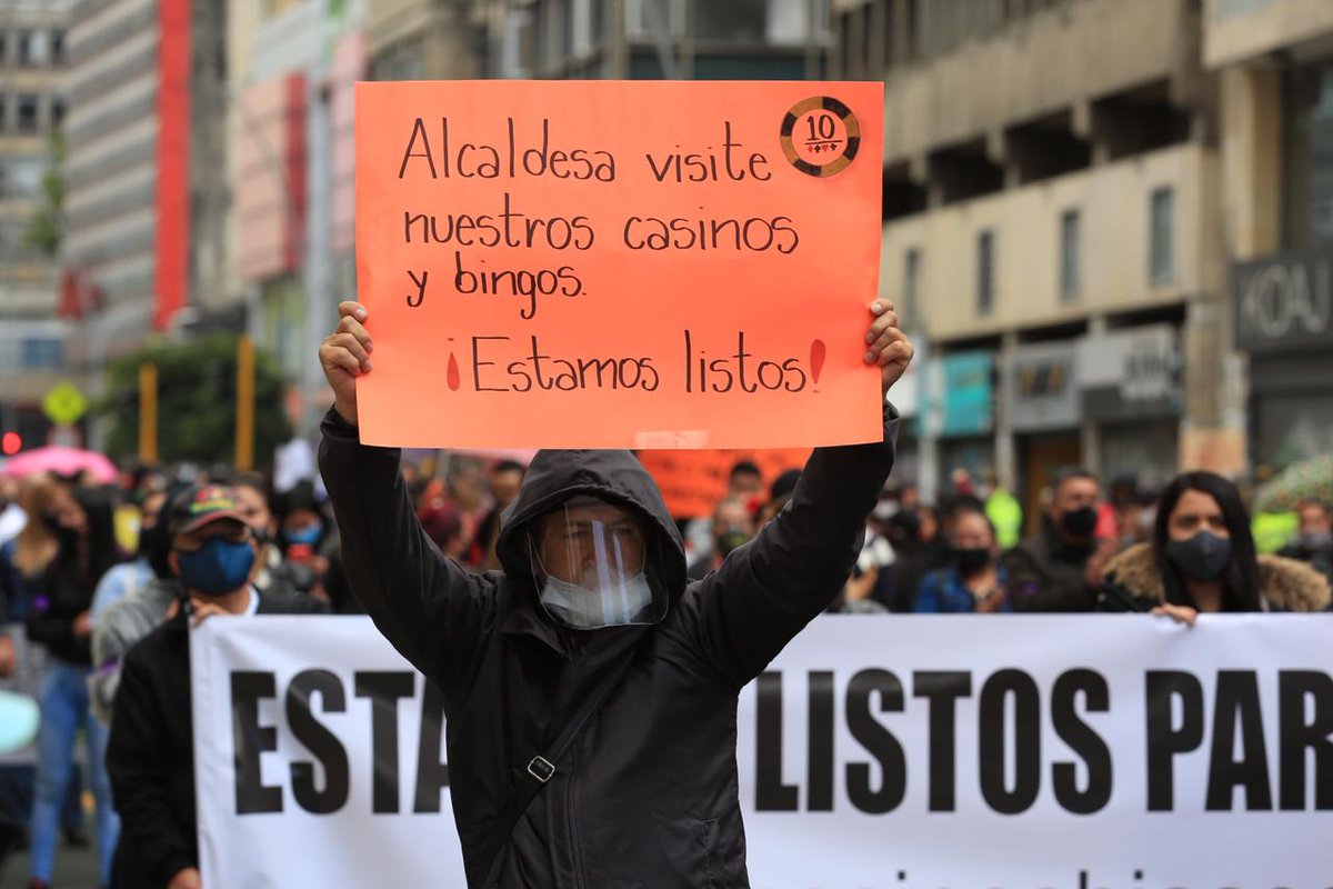 Citytv's tweet photo. El gremio de los casinos se moviliza a esta hora por la carrera Séptima, hacia la Plaza de Bolívar.  Trabajadores piden reactivación de estos establecimientos. Foto: @CesmelA / @ELTIEMPO. https://t.co/HW3xlTKj4U