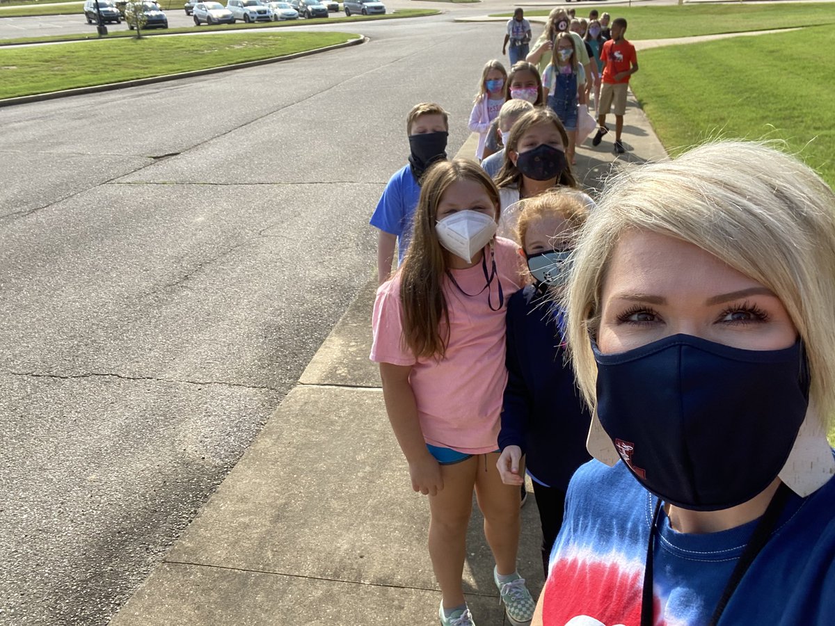 TweetDCS_LES's tweet photo. Got to go on an exploration walk with our computer kiddos today since the internet was down. The kids were so excited! I must say, I was too!!! ❤️💙 #RelationshipsMatter #TeamDCS https://t.co/BT50339wLQ