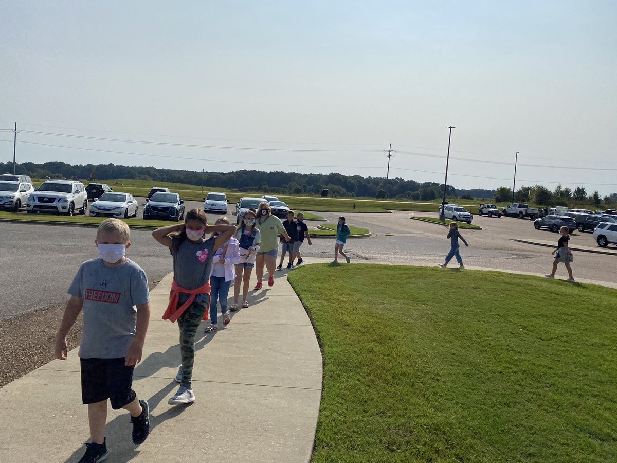 TweetDCS_LES's tweet photo. Got to go on an exploration walk with our computer kiddos today since the internet was down. The kids were so excited! I must say, I was too!!! ❤️💙 #RelationshipsMatter #TeamDCS https://t.co/BT50339wLQ