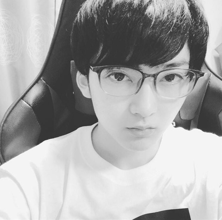 つな 振り幅よ 自撮りしてるアレで髪の分け目が逆だから 性格が真逆の双子みたいで興奮してきた スポットライトを浴びるのが大好きな社交的でいつも元気なプロダンサーのユーキちゃんと 人付き合いが苦手でシステムエンジニアとして一日中pcモニター