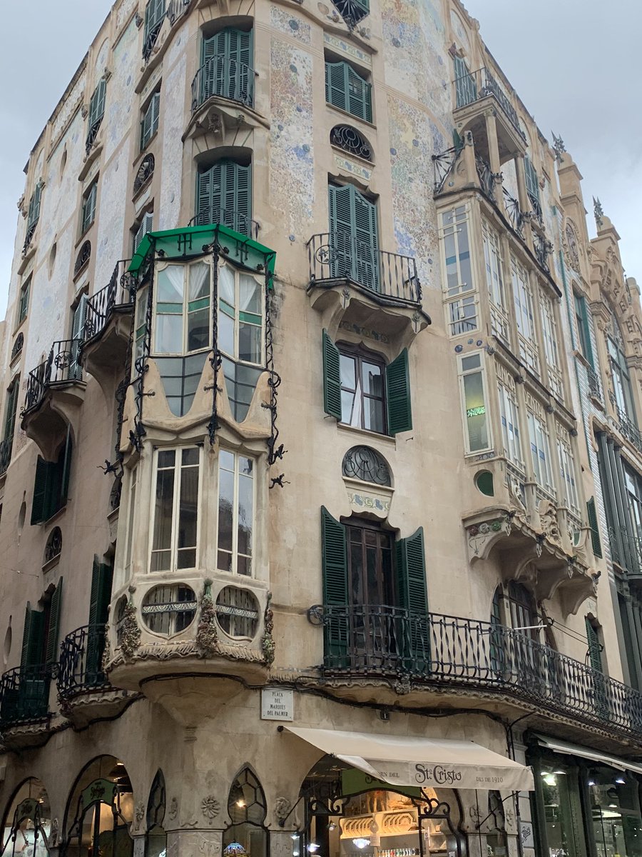 ExploraMallorca's tweet photo. Incluso en los días de lluvia la casa Forteza Rey y los Almacenes el Águila siguen brillando en el centro de #Palma #Modernismo #visitMallorca #StaySafeStayHealthy https://t.co/Vf6U3NSzCX