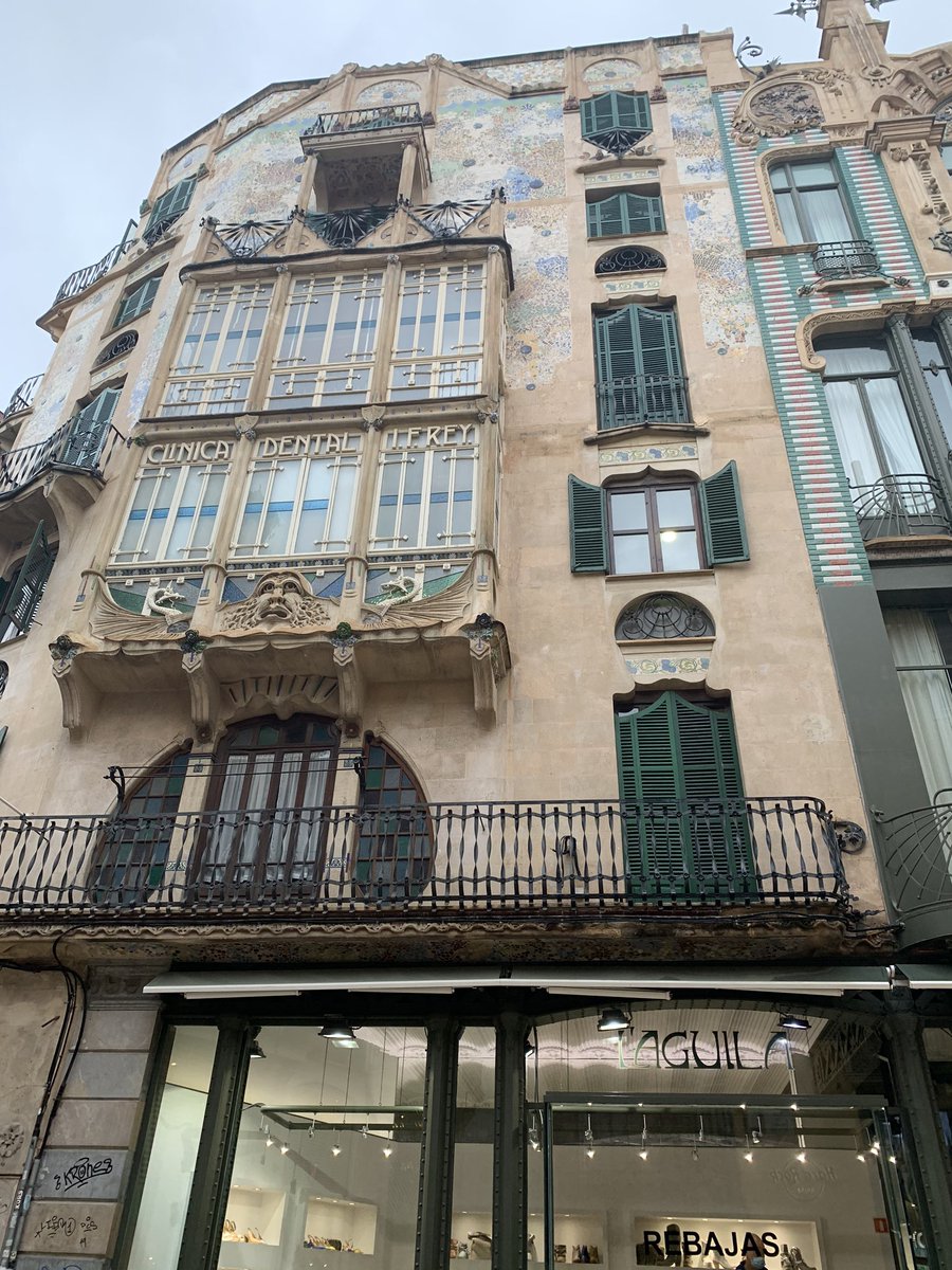 Pink_Palma's tweet photo. Incluso en los días de lluvia el la casa Forteza Rey y los Almacenes el Águila siguen brillando en el centro de #Palma #Modernismo #visitMallorca #StaySafeStayHealthy https://t.co/fMvXc7MSQ1