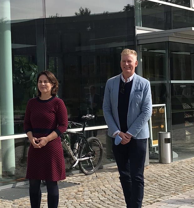 hatte heute die gelegenheit @ABaerbock, MdB+vorsitzende von <a href="/Die_Gruenen/">BÜNDNIS 90/DIE GRÜNEN</a> beim politischen morgen des <a href="/medianetbb/">medianet berlinbrandenburg e.V.</a> interviewen zu dürfen - auf dem  campus des <a href="/HPI_DE/">Hasso-Plattner-Institut</a> themen: #digitalisierung, #diversität, #dekarbonisierung &amp;ein doofes virus. inkl. verabredung zum trampolinspringen